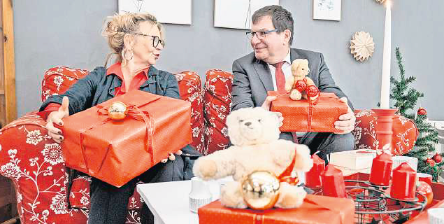 Karin Helmer, Leiterin der Stadtmission, und Sozialdezernent Gerwin Stöcken bitten um Weihnachtsgeschenke für bedürftige Kinder und Erwachsene.