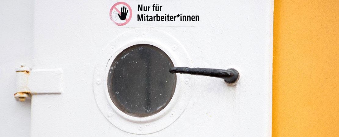 Schiffstür mit Aufschrift: "Nur für Mitarbeiter"