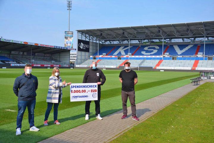 Karin Peters von der Stadtmission nimmt den 5000-Euro-Check entgegen