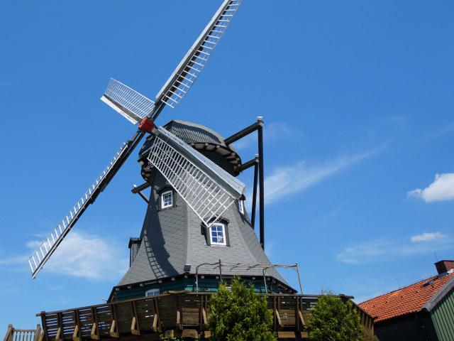 Alte Mühle vor blauem Himmel