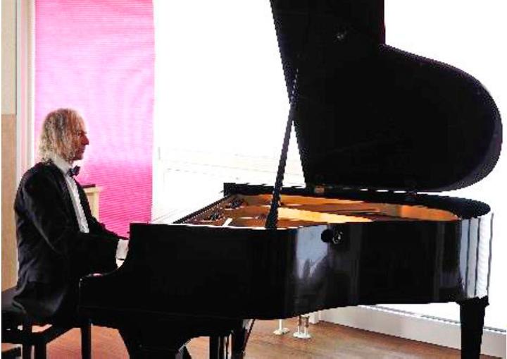 Pianist Thomas Weber am Flügel