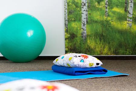 Yogamatten, Sitzball im Hintergrund