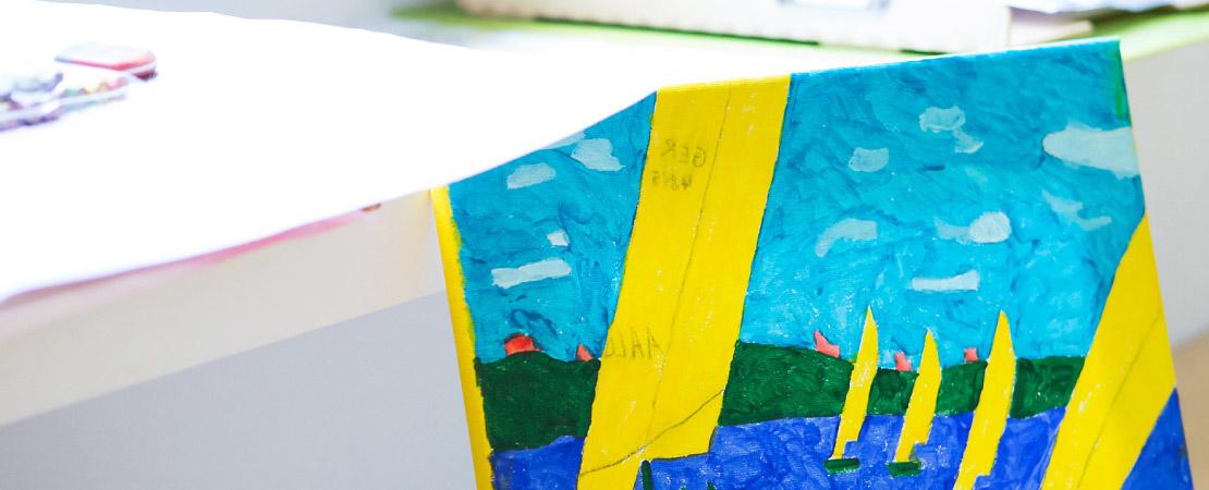 Bild mit Segelbooten auf Schreibtisch