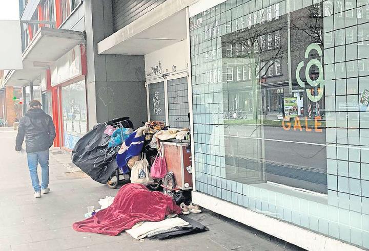 In einer Nische vor Karstadt hat sich der obdachlose André am Freitagvormittag eingerichtet, liegt dort auf einer Matte unter der Decke. Er darf dort allerdings nicht bleiben – es ist der Notausgang.