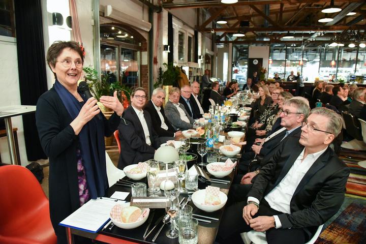 Schleswig-Holsteins Finanzministerin hatte  beim Spendendinner 2021 auch ihren Spaß