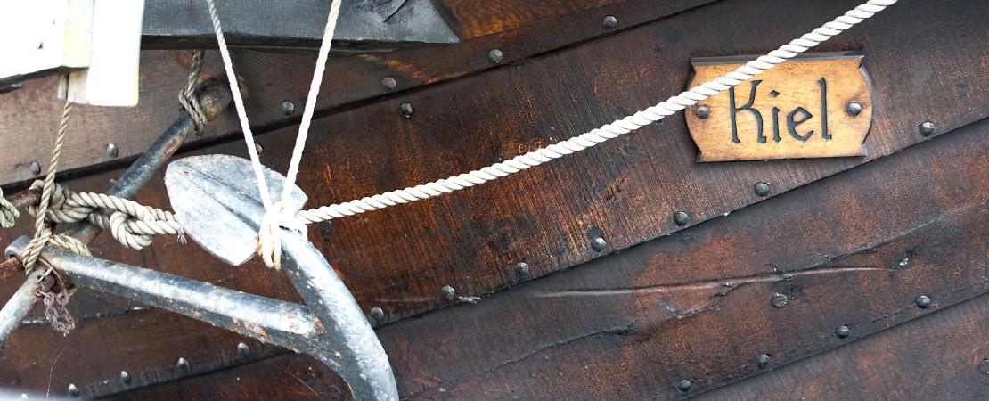 Schiffsrumpf mit Anker