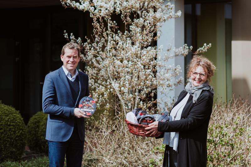 Karin Helmer und Oberbürgermeister Ulf Kämpfer