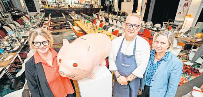 Luden zum Spendendinner der Stadtmission ein: Budenzauber-Caterer Lars Farien (Mitte) sowie Karin Helmer (links) und Karin Peters von der Stadtmission.