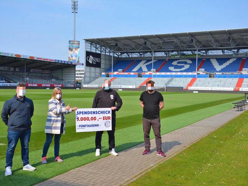 Holstein Kiels Fanclub Block 501 spendet 5.000 Euro an die Stadtmission