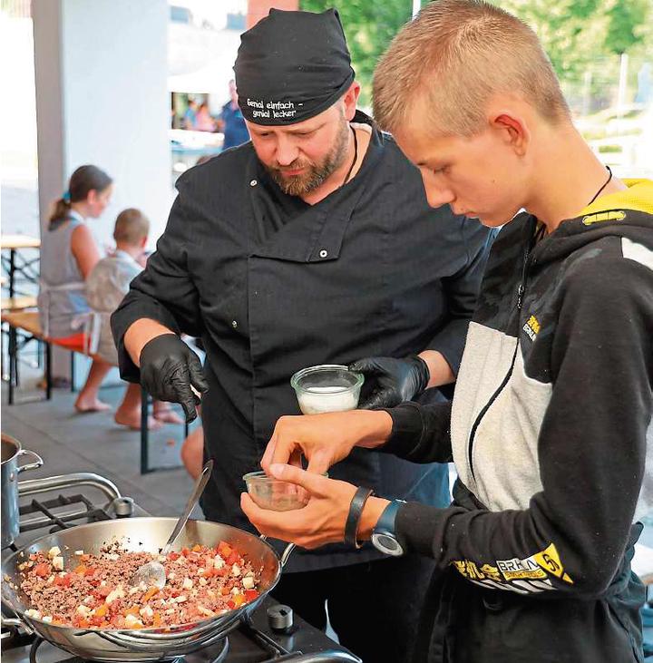 Kochprofi Christopher Winkler und der 15-jährige Dustin bringen den letzten Pfiff in die selbstgemachte Bolognese