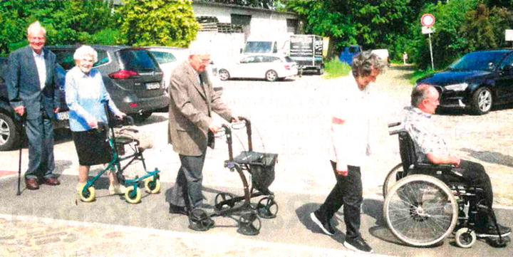 Bewohner des Bismarck Seniorenstifts testen den nun barrierefreien Überweg zum Restaurant in der Schönningstedter Mühle