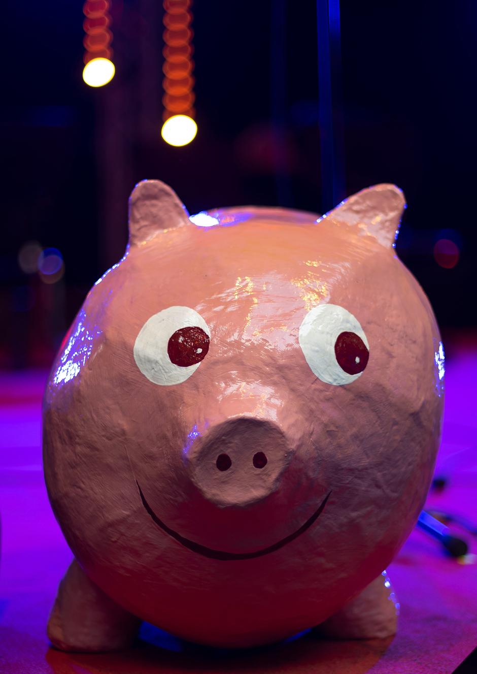 Ob Hochzeit, Jubiläum oder Geburtstag: Leihen Sie unser Scheine-Schwein für Ihr Event und sammeln Sie Spenden für unsere gemeinnützige Arbeit. Wir danken allen Unterstützer*innen.