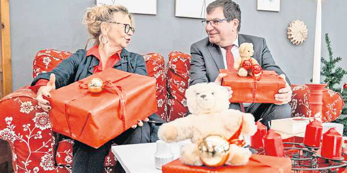 Wer packt ein Weihnachtsgeschenk?