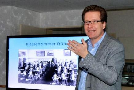 Martin Habersaat beim Vortrag "Schule gestern und heute"