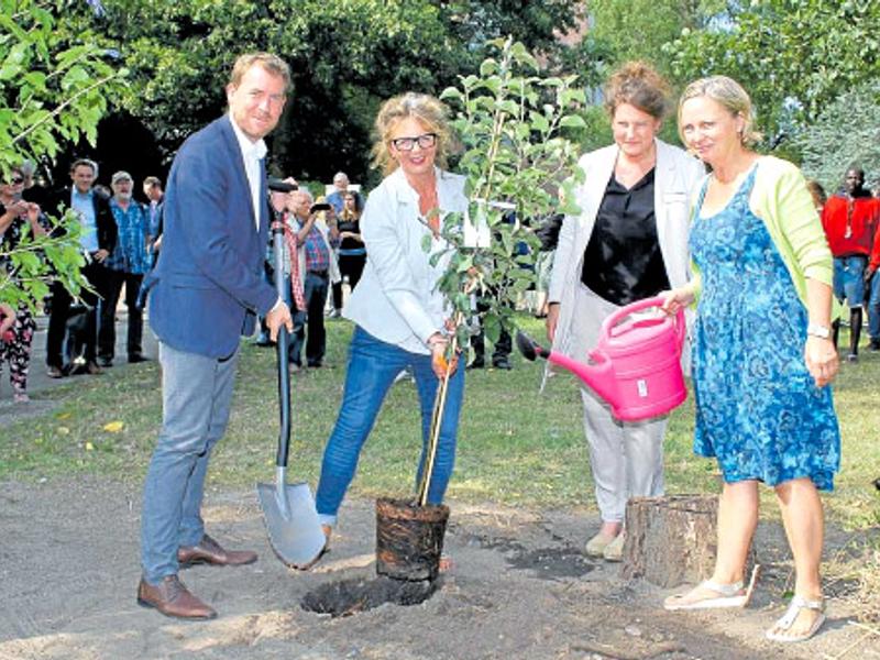  Spatenstich für den Mitmach-Garten.