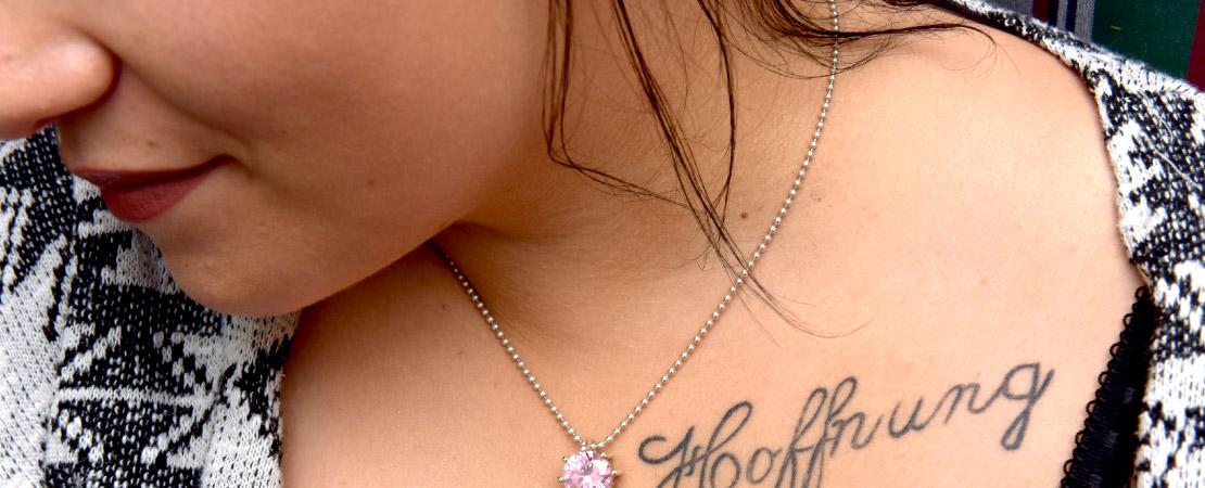 Junge Frau mit Tattoo "Hoffnung"
