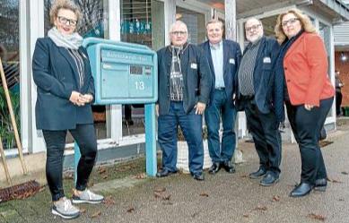 Sie servierten und diskutierten (v. li.): Karin Helmer von der Kieler Stadtmission, Landtagspräsident Klaus Schlie sowie die Landtagsabgeordneten Werner Kalinka, Wolfgang Baasch und Özlem Ünsal vor dem Bodelschwingh-Haus. FOTO: FRANK PETER