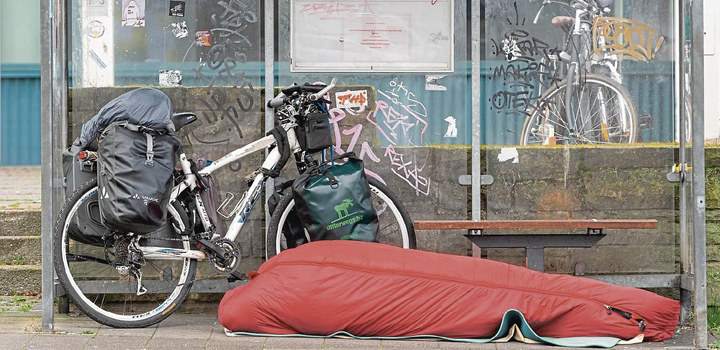 Ein Obdachloser übernachtet in einer Bushaltestelle am Stresemannplatz