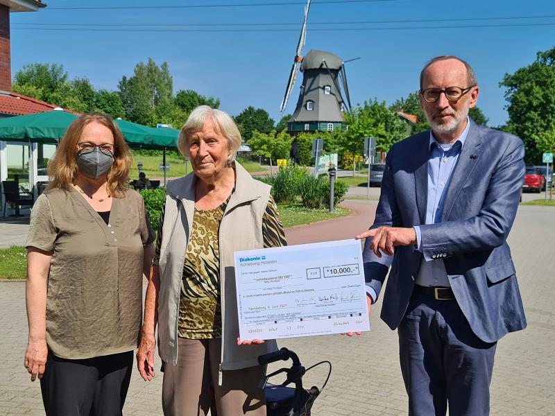 Scheckübergabe für Kulturprojekt im Bismarck Seniorenstift