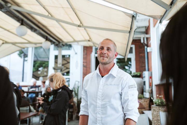 Nico Mordhorst von "Schöne Aussichten" lädt alle Anwesenden zu Essen und Trinken ein