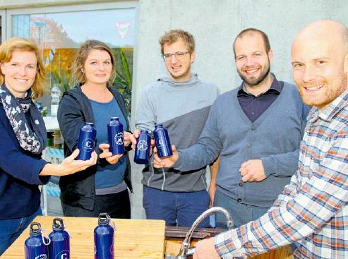 Katharina Bartels (Careflex), Tina Kliemann und Sebastian Rehbach (beide Stadtmission) sowie Daniel Renck (Careflex) und Tobias Vogt(von links) vom Sportamt nehmen die neue Trinkstation im Sportpark Gaarden in Betrieb. FOTO: MARTIN GEIST