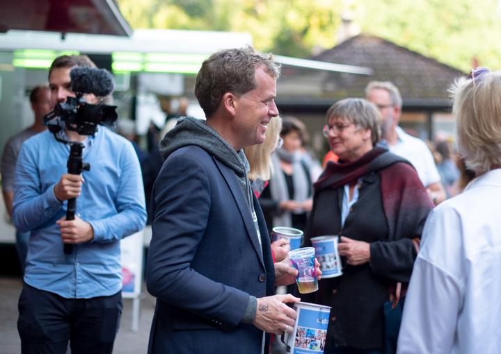 Dr. Ulf Kämpfer mit Spendendose