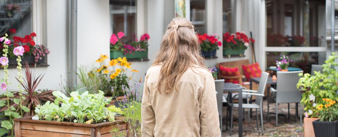Eine Gruppe von 3 Frauen blicken direkt in die Kamera