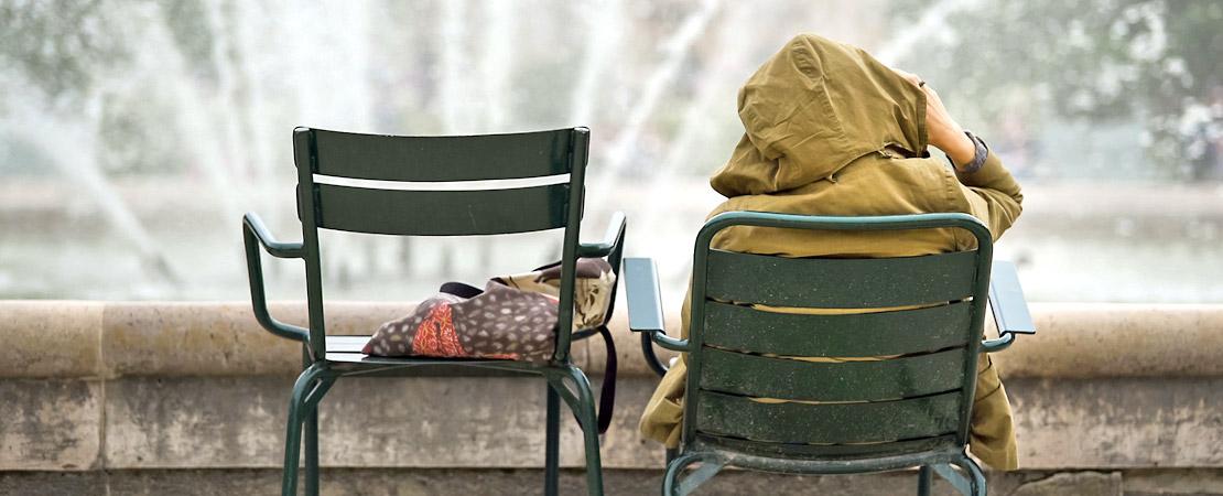 Frau am Springbrunnen