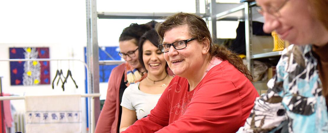 Vier fröhliche Frauen bei der Arbeit