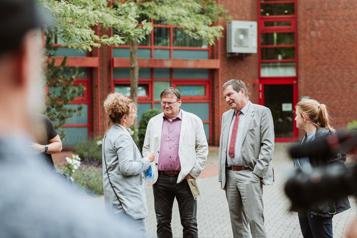 Geschäftsführerin Karin Helmer im Gespräch mit Sozialdezernent Gerwin Stöcken und Martin Reinhart, Amtsleiter des Wohnungsamtes
