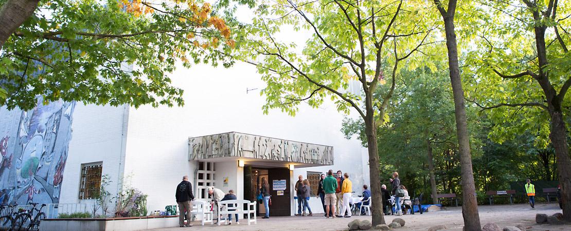 Mann und Frau am Verkaufstresen des Cafés Feuerherz