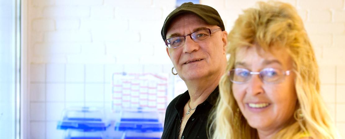 Mann und Frau am Verkaufstresen des Cafés Feuerherz