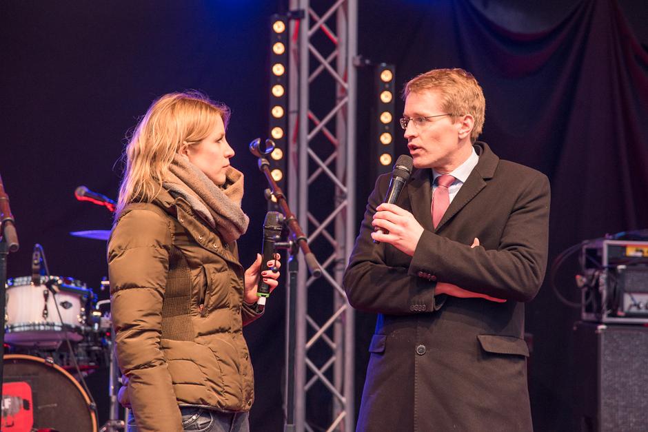 Eva Diederich (NDR) im Gespräch mit Ministerpräsident Daniel Günther